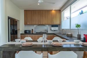 5BR Private Pool Villa - 1 min Beach - Daily Staff, Private Pool, Gym & Games