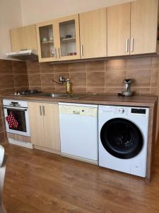 Retro Vibes & Modern Comfort Apt