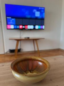 Retro Vibes & Modern Comfort Apt