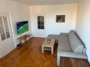 Retro Vibes & Modern Comfort Apt