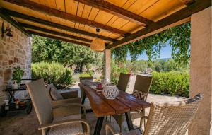 Lovely Home In Stari Grad 