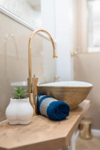 Gold Apartments Jacuzzi Room