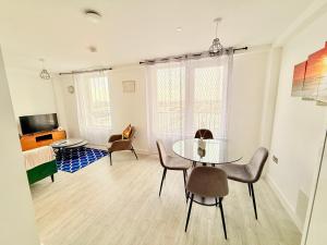 2BR Duplex in Salford MCR Sleeps4 See Apt video in Photos