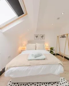 Stunning Skylight apartment near City center - Roundhay