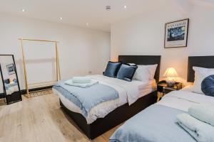 Stunning Skyview 2BR flat , fast Wifi - Home Away from Home