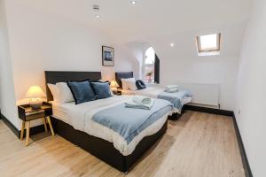 Stunning Skyview 2BR flat , fast Wifi - Home Away from Home