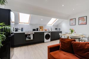 Stunning Skyview 2BR flat , fast Wifi - Home Away from Home