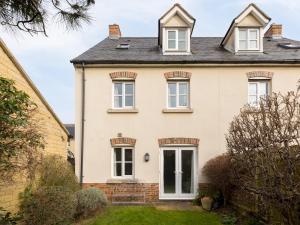 Modern stylish family home private garden - Pass the Keys
