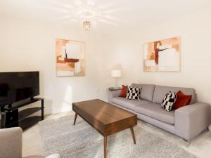 Modern stylish family home private garden - Pass the Keys