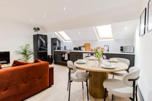 Stunning Skyview 2BR flat , fast Wifi - Home Away from Home