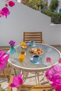 Haraki Mare Studios beach front