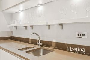 The Sovereign Suite - 2-bedroom Luxury Apartment with Parking