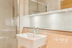 The Sovereign Suite - 2-bedroom Luxury Apartment with Parking