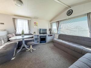 Beautiful Caravan At Manor Park Holiday Park In Hunstanton Ref 23060W