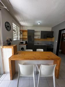 Appartement Montabo Zen T2 - Jacuzzi - Jardin - Terasse - Wifi - Clim - Zac hibiscus - 3-Sterne-Hotels in Cayenne