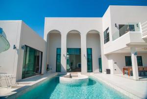 The Woofington Pet Friendly Pool Villa