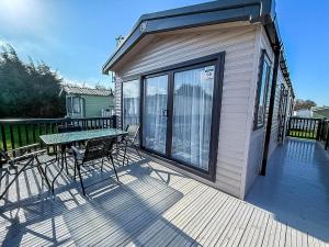 Stunning 6 Berth Caravan With Decking At Manor Park, Near Hunstanton Ref 23068C