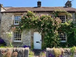 Chantry Cottage Holiday Cottage Ashford in the water - 阿什弗德