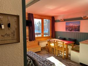 Appartement LA PLAGNE plein sud au pied des pistes, piscine et parking gratuits