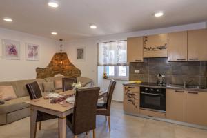 Villa Jordan, a charming Villa near the sea, with garden & pool