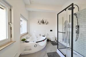 Yello Homes - Luxus Loft für bis zu 7 Personen nähe Airport & Messe, Tischfußball & Whirlpool