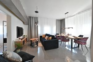 Yello Homes - Luxus Loft für bis zu 7 Personen nähe Airport & Messe, Tischfußball & Whirlpool