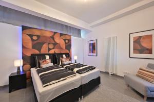 Yello Homes - Luxus Loft für bis zu 7 Personen nähe Airport & Messe, Tischfußball & Whirlpool