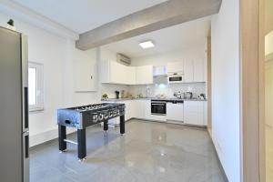 Yello Homes - Luxus Loft für bis zu 7 Personen nähe Airport & Messe, Tischfußball & Whirlpool