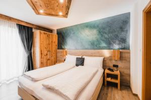 Double or Twin Room with Mountain View