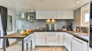 Campings LE REFUGE DU LAC - Sejour d-Exception avec Vue imprenable sur le Lac - Piscines Sauna Salle Fitness Bibliotheque Restaurant - 10min des Sables d-Olonne : photos des chambres