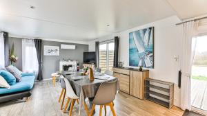 Campings LE REFUGE DU LAC - Sejour d-Exception avec Vue imprenable sur le Lac - Piscines Sauna Salle Fitness Bibliotheque Restaurant - 10min des Sables d-Olonne : photos des chambres