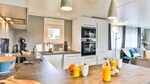 Campings LE REFUGE DU LAC - Sejour d-Exception avec Vue imprenable sur le Lac - Piscines Sauna Salle Fitness Bibliotheque Restaurant - 10min des Sables d-Olonne : photos des chambres