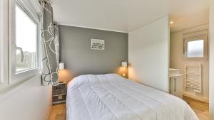 Campings LE REFUGE DU LAC - Sejour d-Exception avec Vue imprenable sur le Lac - Piscines Sauna Salle Fitness Bibliotheque Restaurant - 10min des Sables d-Olonne : photos des chambres