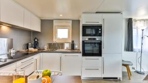 Campings LE REFUGE DU LAC - Sejour d-Exception avec Vue imprenable sur le Lac - Piscines Sauna Salle Fitness Bibliotheque Restaurant - 10min des Sables d-Olonne : photos des chambres