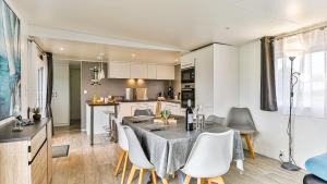 Campings LE REFUGE DU LAC - Sejour d-Exception avec Vue imprenable sur le Lac - Piscines Sauna Salle Fitness Bibliotheque Restaurant - 10min des Sables d-Olonne : photos des chambres