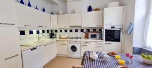 Villas Charmante Maison de village avec etage : photos des chambres