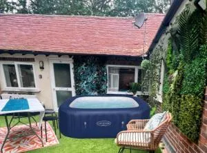 The Boutique Large Themed Hideaway Retreat - Hackington