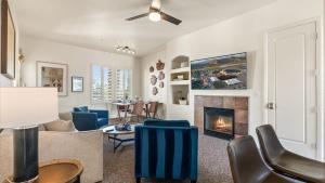 LV250 Upstairs 2 BDR Condo with Private Balcony