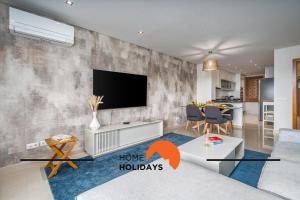 #249 Sapphire Shoreline Lodge by Home Holidays