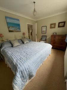 Seaview House, lovely ground floor flat with garden, minutes walk to beach
