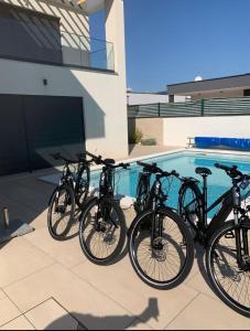 Jlo 2 mit 4 E-Bikes