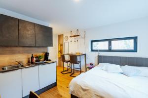 ArVia Living - Ferienwohnung in Altmünster, zentrale Lage, 7 Min Gehweg zum Traunsee, Küche, gratis Parkplatz & WLAN