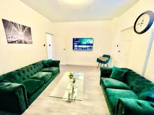 Luxurious & modern large house 9mins drive to town - Amley