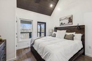 Enjoy Stairway to Heaven a Modern Secluded Cabin with Hot Tub Sleeps 6 Minutes from Dollywood PF Gatlinburg