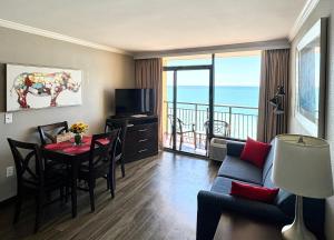 1037 Ocean Breeze Retreat Oceanfront Sleeps 6