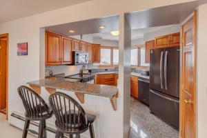 C15 Ski-In Ski-Out Townhouse with Hot Tub & Stunning Mount Washington Views, Pets welcome