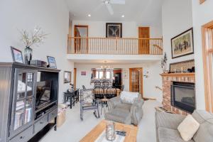 C15 Ski-In Ski-Out Townhouse with Hot Tub & Stunning Mount Washington Views, Pets welcome