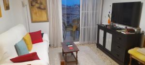 Al lado de Barcos y Gran Playa.