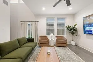 Acadian House KING Bed Garage Arcade 85 TV - Eunice