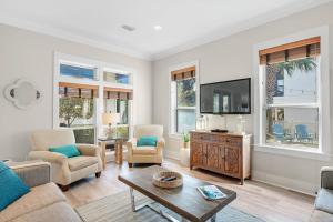 30A Best, Private Heated Pool, 2 min walk to beach